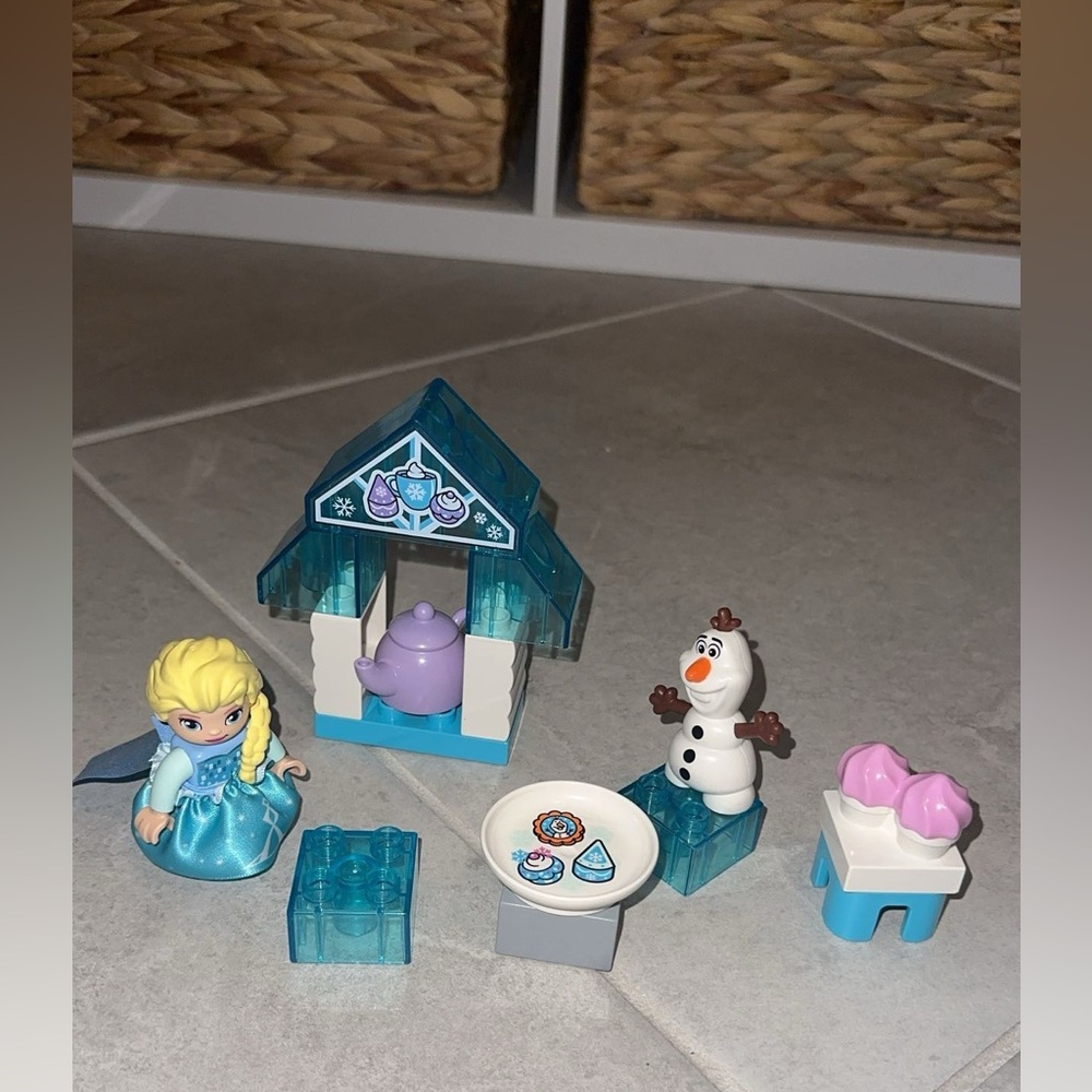 LEGO DUPLO Disney Frozen Toy Featuring Elsa and Olaf's Tea Party 10920 -complete